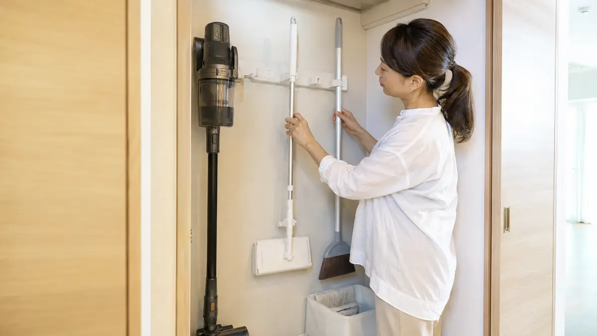 掃除機やモップを壁掛けする掃除道具の収納アイデア