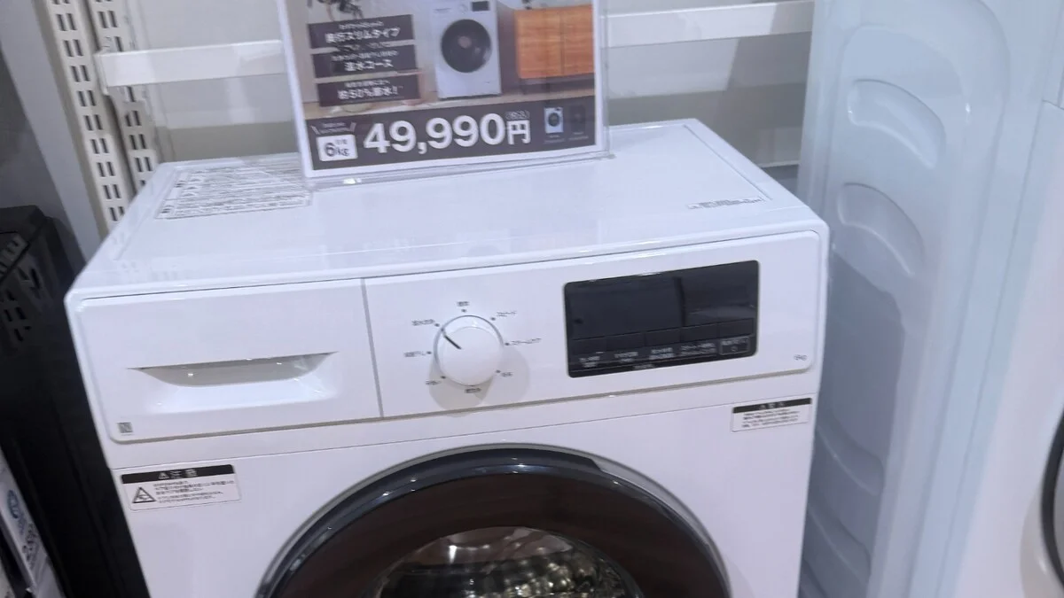 ニトリ ドラム式洗濯機 6kg 実機写真 ニトリの店頭に並ぶドラム式洗濯機6kgモデル、価格タグ49,990円